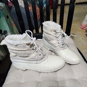 Igloo Women's Cream and Gray Winter Boots